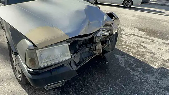 İki otomobil çarpıştı 3 kişi yaralandı