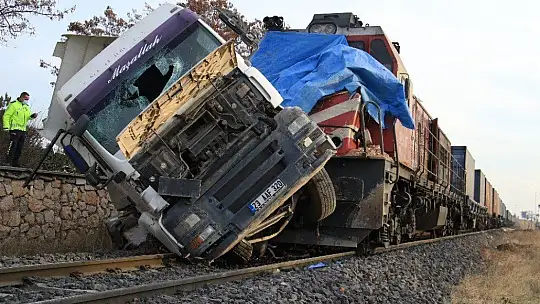 Elazığ'da tren, çarptığı tırı 100 metre sürükledi: 5 yaralı