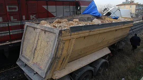 Elazığ'da tren, çarptığı tırı 100 metre sürükledi: 5 yaralı