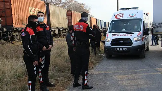 Elazığ'da tren, çarptığı tırı 100 metre sürükledi: 5 yaralı