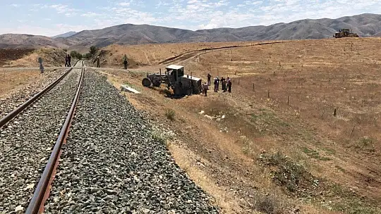 Tren, İş Makinesine Çarptı
