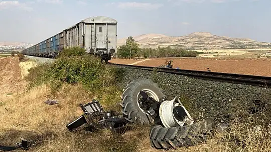 Elazığ'da tren kazası, traktör ikiye bölündü