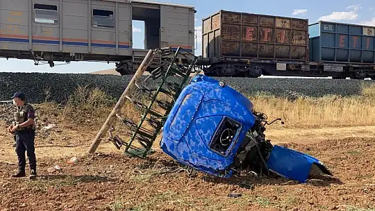 Elazığ'da tren kazası, traktör ikiye bölündü