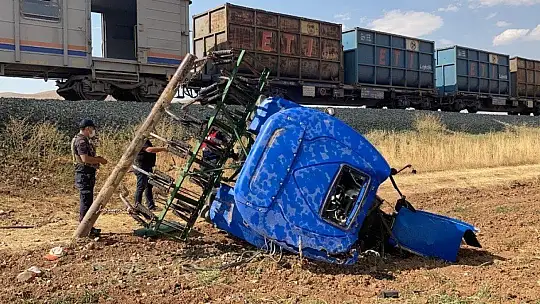 Elazığ'da tren kazası, traktör ikiye bölündü