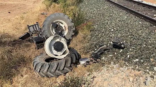 Elazığ'da tren kazası, traktör ikiye bölündü