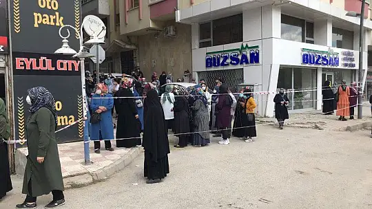 Elazığ'da ucuz halı kuyruğu