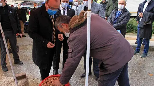 Elazığ'da vali pazara gitti, gülümseten diyaloglar yaşandı