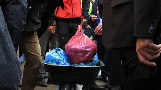 Elazığ'da vali pazara gitti, gülümseten diyaloglar yaşandı