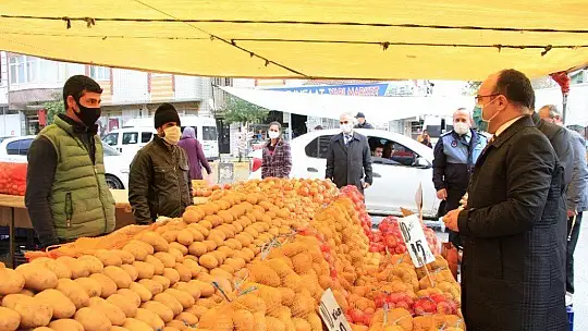 Elazığ'da vali pazara gitti, gülümseten diyaloglar yaşandı