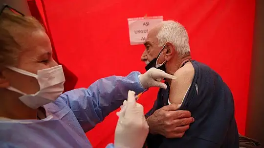Elazığ'da vatandaşa aşı kolaylığı, meydana çadır kuruldu