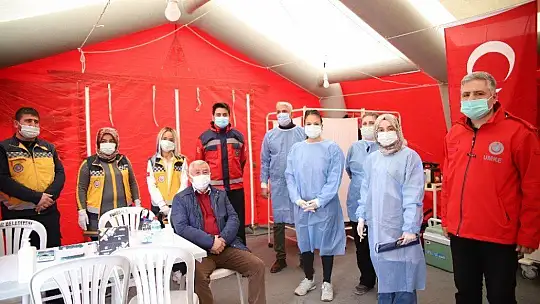 Elazığ'da vatandaşa aşı kolaylığı, meydana çadır kuruldu