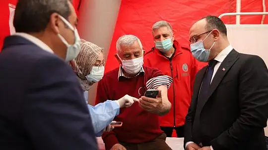 Elazığ'da vatandaşa aşı kolaylığı, meydana çadır kuruldu