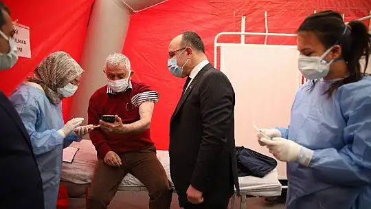 Elazığ'da vatandaşa aşı kolaylığı, meydana çadır kuruldu