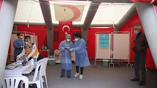 Elazığ'da vatandaşa aşı kolaylığı, meydana çadır kuruldu