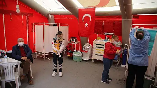 Elazığ'da vatandaşa aşı kolaylığı, meydana çadır kuruldu