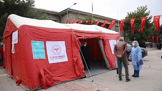 Elazığ'da vatandaşa aşı kolaylığı, meydana çadır kuruldu