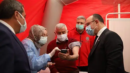 Elazığ'da vatandaşa aşı kolaylığı, meydana çadır kuruldu