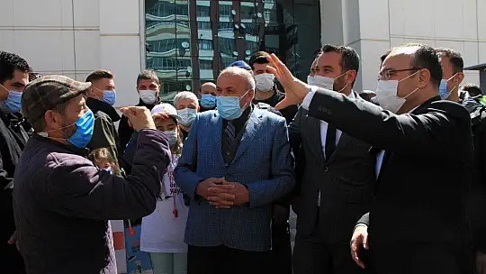 Elazığ'da vatandaşın protokolle diyaloğu herkese kahkaha attırdı