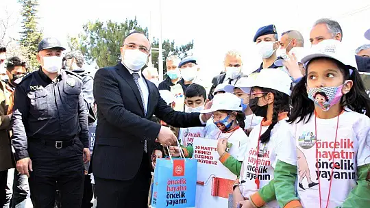 Elazığ'da vatandaşın protokolle diyaloğu herkese kahkaha attırdı