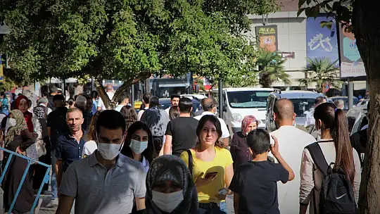 Elazığ'da vatandaşlar korona virüs tedbirlerini unuttu, maskeler çene altına indi
