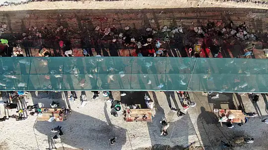 Elazığ'da vatandaşlar kurbanlarını kesti, yoğunluk havadan görüntülendi