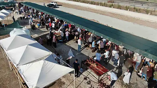 Elazığ'da vatandaşlar kurbanlarını kesti, yoğunluk havadan görüntülendi