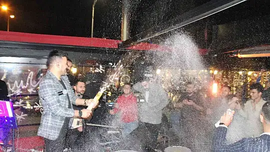 Elazığ'da vatandaşlar yeni yıla halay çekip çiftetelli oynayarak girdi