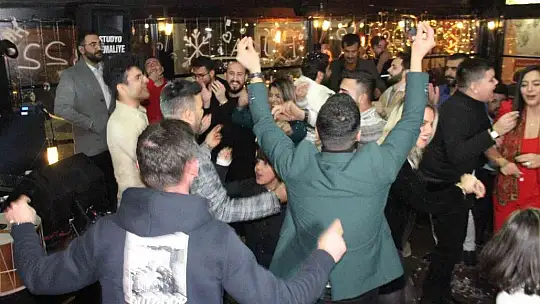 Elazığ'da vatandaşlar yeni yıla halay çekip çiftetelli oynayarak girdi