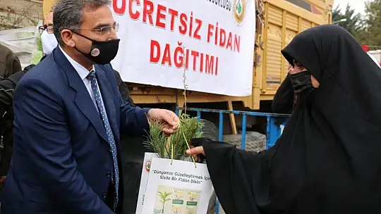 Elazığ'da vatandaşlara 5 bin adet ücretsiz fidan dağıtıldı