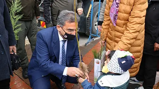 Elazığ'da vatandaşlara 5 bin adet ücretsiz fidan dağıtıldı