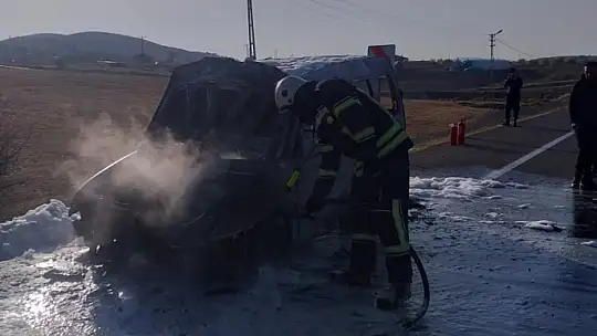 Elazığ'da yanan hafif ticari araç kullanılamaz hale geldi