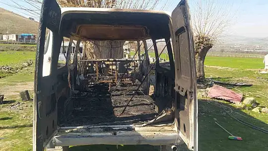 Park halinde yanan minibüs kullanılamaz hale geldi