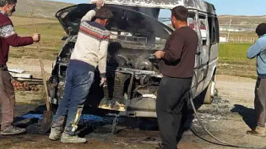 Park halinde yanan minibüs kullanılamaz hale geldi
