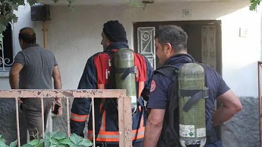 Elazığ'da yangın, 2 kişi dumandan etkilendi