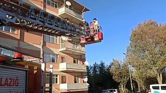 Elazığ'da yangın, 6 kişi dumandan etkilendi