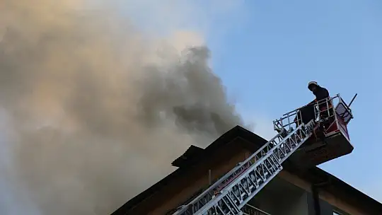 Elazığ'da yangın, iki binanın çatısına daha sıçradı