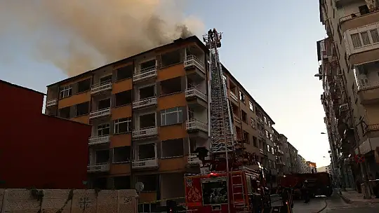 Elazığ'da yangın, iki binanın çatısına daha sıçradı