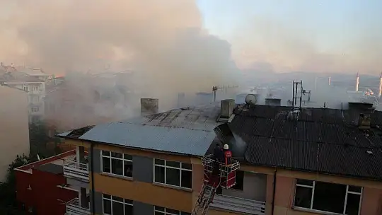 Elazığ'da yangın, iki binanın çatısına daha sıçradı