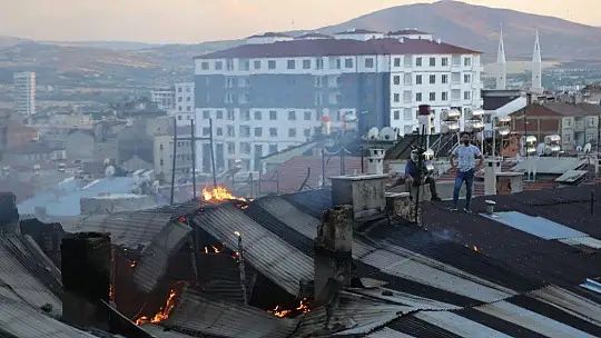 Elazığ'da yangın, iki binanın çatısına daha sıçradı