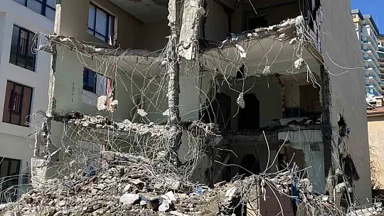 Elazığ'da yarım saatte yıkılması beklenen hasarlı bina 7 saatte yıkılamadı