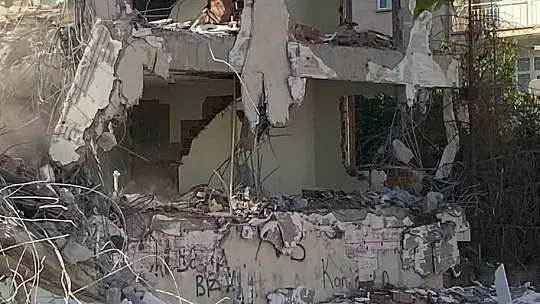 Elazığ'da yarım saatte yıkılması beklenen hasarlı bina 7 saatte yıkılamadı