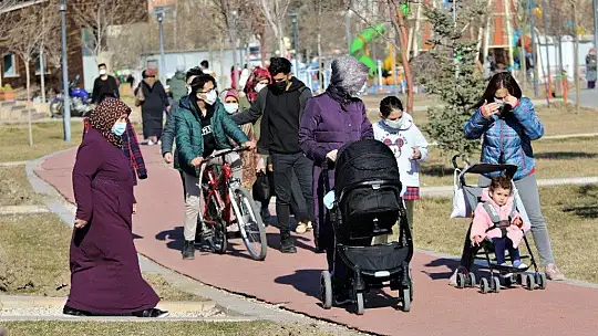 Elazığ'da yasak kalktı yaşlı ve gençler, bahar havasının tadını çıkardı