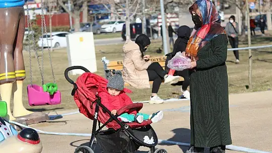 Elazığ'da yasak kalktı yaşlı ve gençler, bahar havasının tadını çıkardı