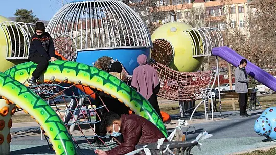 Elazığ'da yasak kalktı yaşlı ve gençler, bahar havasının tadını çıkardı