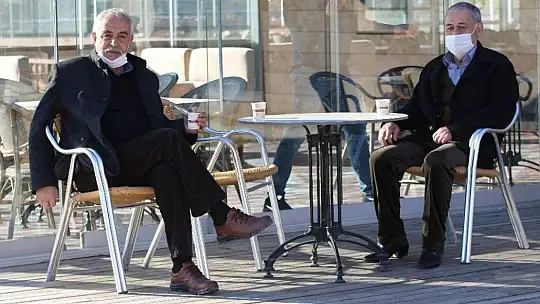 Elazığ'da yasak kalktı yaşlı ve gençler, bahar havasının tadını çıkardı