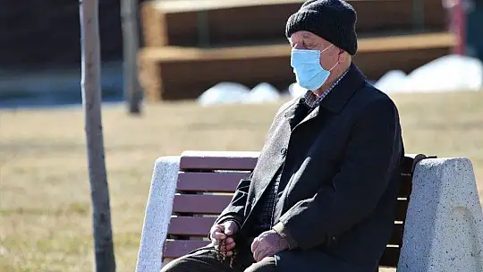 Elazığ'da yasak kalktı yaşlı ve gençler, bahar havasının tadını çıkardı