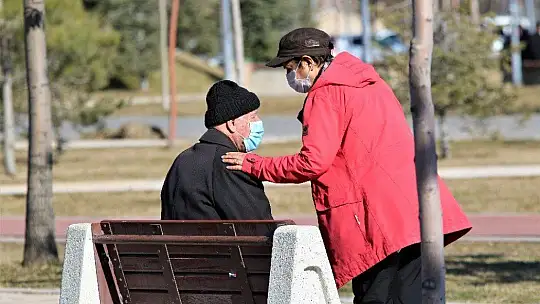 Elazığ'da yasak kalktı yaşlı ve gençler, bahar havasının tadını çıkardı