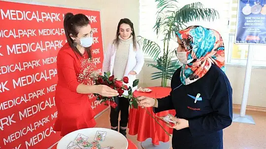 Elazığ'da yeni yıl öncesi sağlıkçılara moral