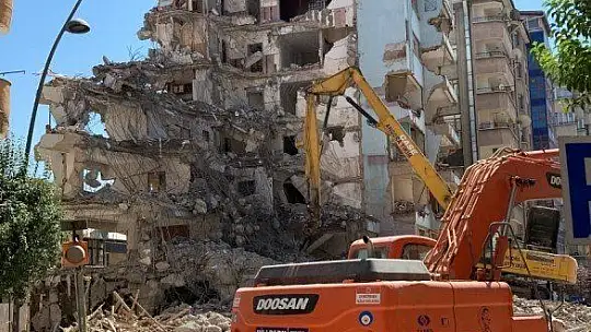 Elazığ'da yıkım çalışmaları sürüyor