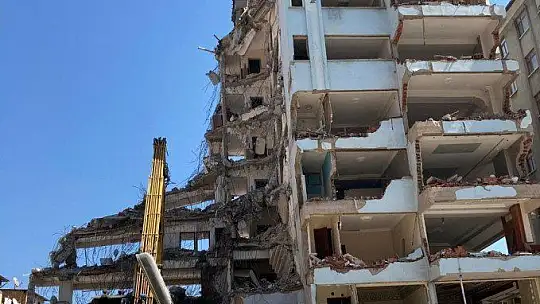Elazığ'da yıkım çalışmaları sürüyor